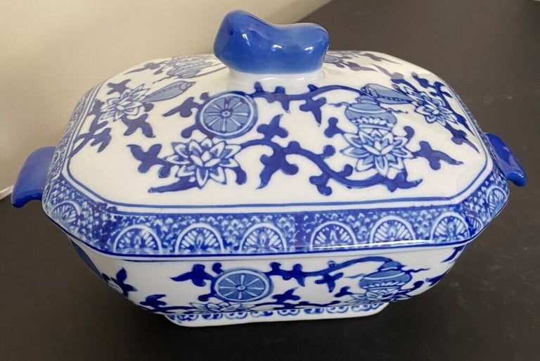 BLUE & WHITE, VINTAGE, CHINESE, RARE, RECTANGULAR CERAMIC SMALL TUREEN WITH LID. MINT.