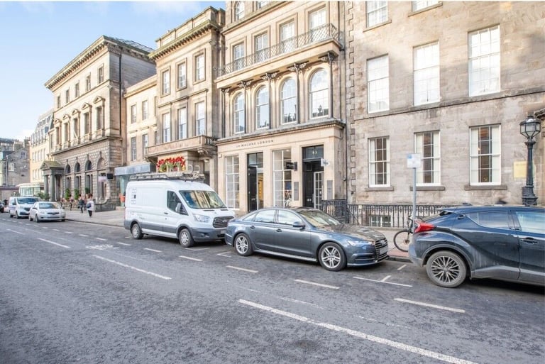 Edinburgh - EH2 3ES, 4 Work station private office to rent at George Street 