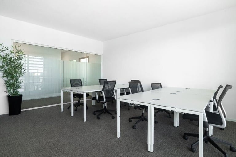 London - N1 9PP, 5 Desk serviced office to rent at Spaces Angel Islington