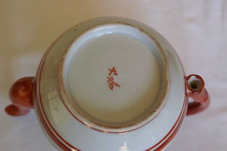 Vintage Kutani Akae-style Teapot with Geisha/Landscape Pattern