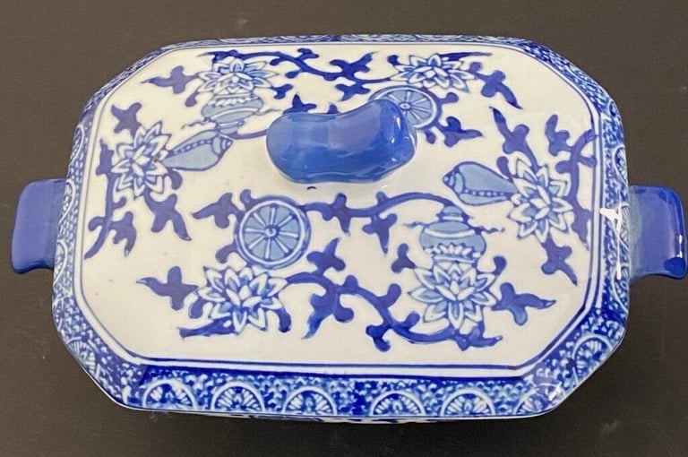 BLUE & WHITE, VINTAGE, CHINESE, RARE, RECTANGULAR CERAMIC SMALL TUREEN WITH LID. MINT.