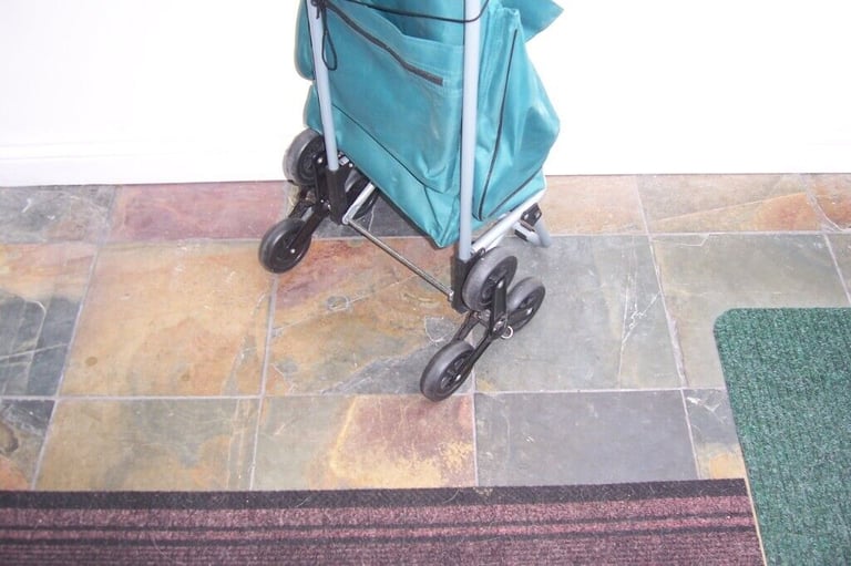 Shopping trolley 🛒 very little use good condition.