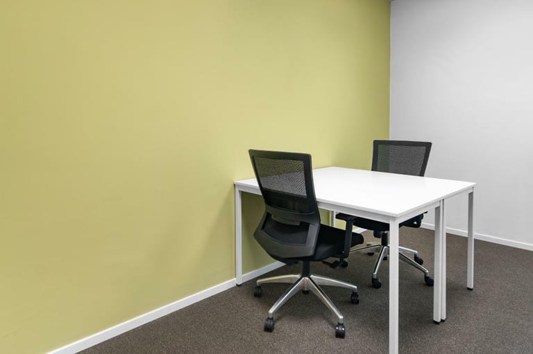 Luton - LU2 8DL, 2ws serviced office to rent at Great Marlings