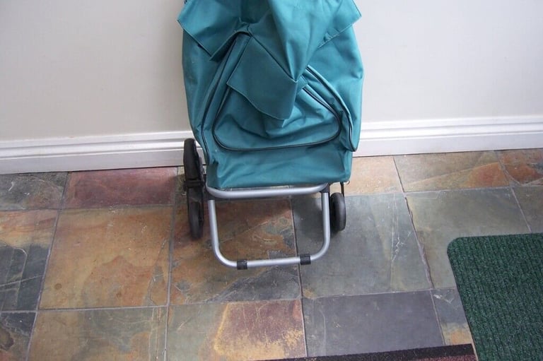 Shopping trolley 🛒 very little use good condition.