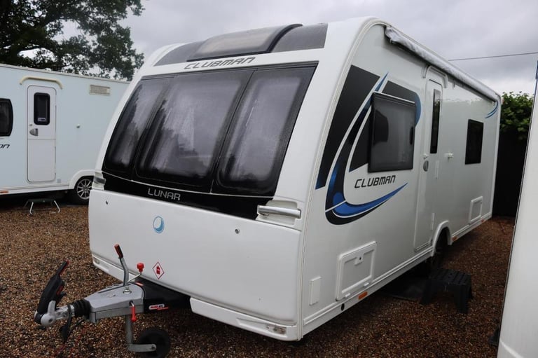 Lunar Clubman SE 2018 4 Berth Fixed Bed Caravan + Motor Mover + Sun Canopy 
