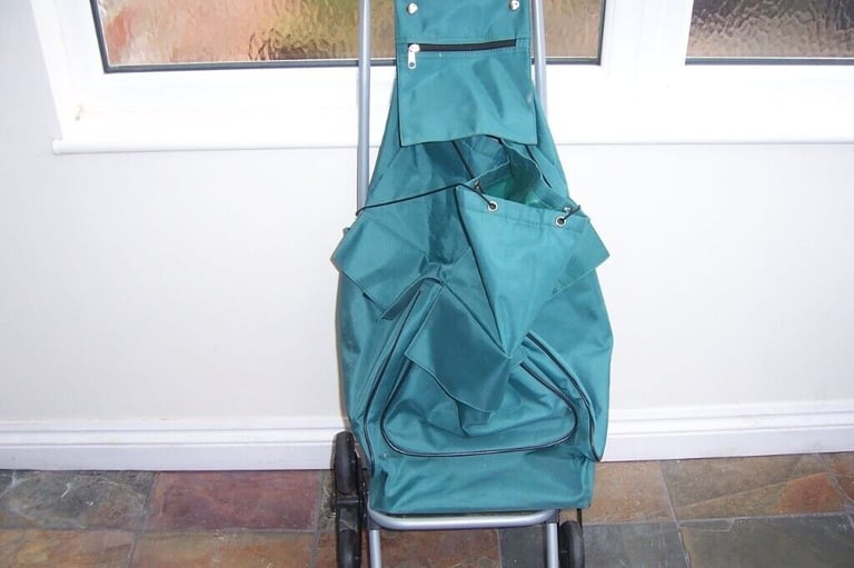 Shopping trolley 🛒 very little use good condition.