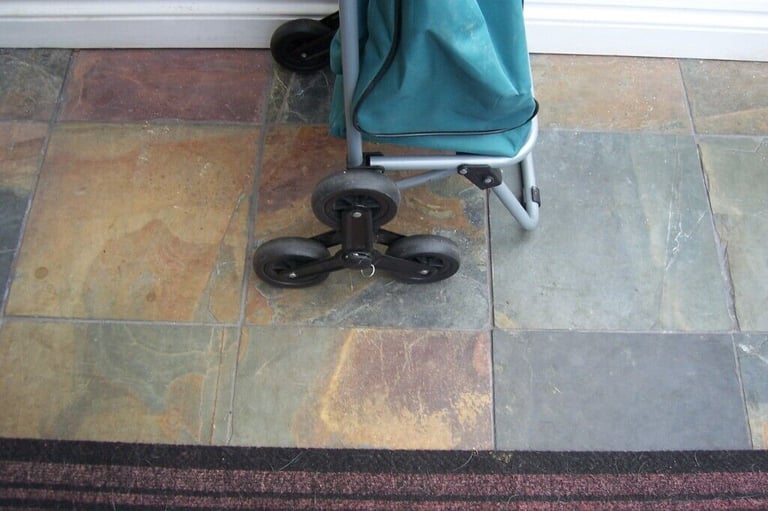 Shopping trolley 🛒 very little use good condition.