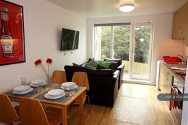 4 bedroom flat in Columbia Lodge, Southampton, SO16 (4 bed) (#1542396)