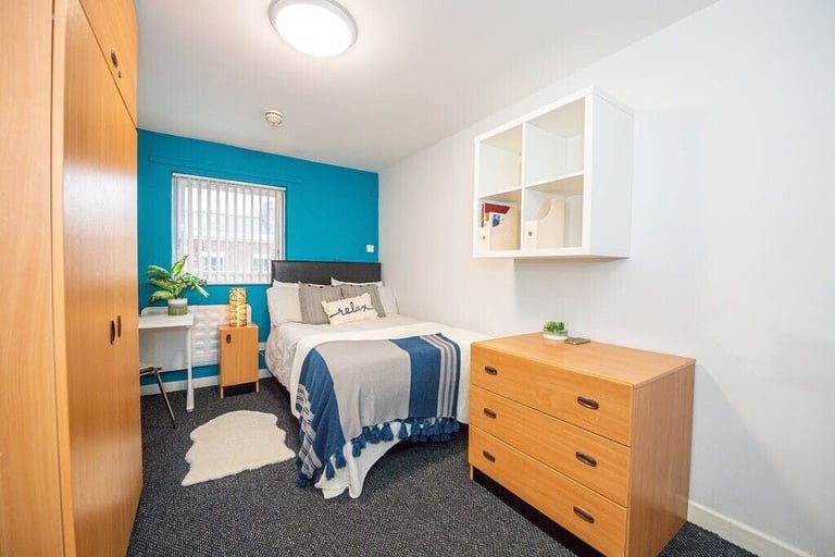 STUDENT ROOMS TO RENT IN LIVERPOOL. PRIVATE ROOM WITH STUDY DESK, CHAIR AND WARDROBE