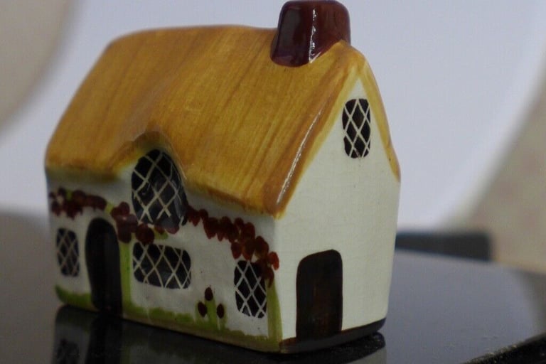 Collectible - Miniature pottery house /cottage: VINTAGE Ceramic Model of a Charming Thatched Cottage