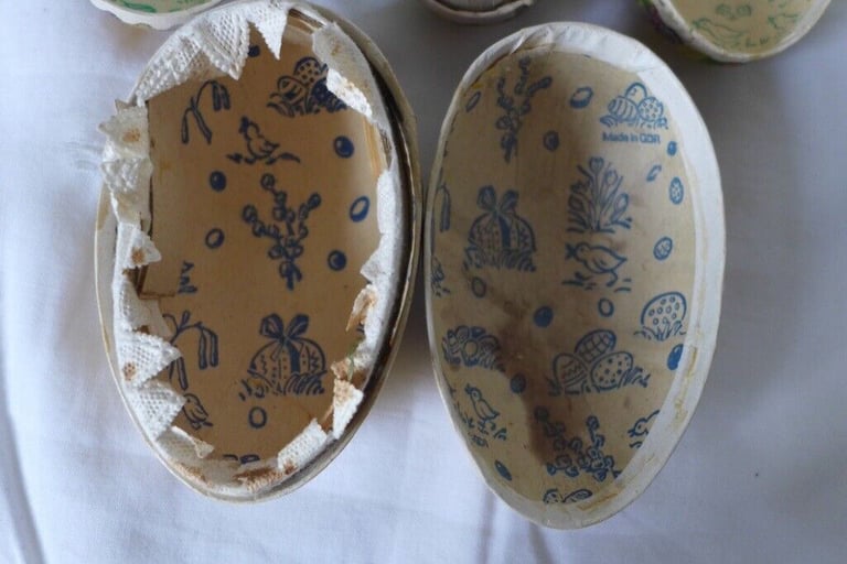 COLLECTIBLE/COLLECTABLE: VINTAGE Traditional EAST GERMANY (GDR) paper mache/papier-mâché Easter Eggs