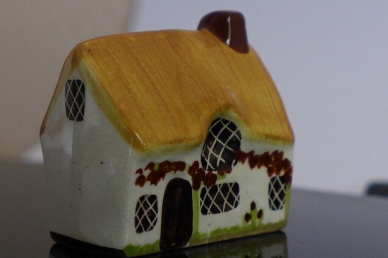 Collectible - Miniature pottery house /cottage: VINTAGE Ceramic Model of a Charming Thatched Cottage
