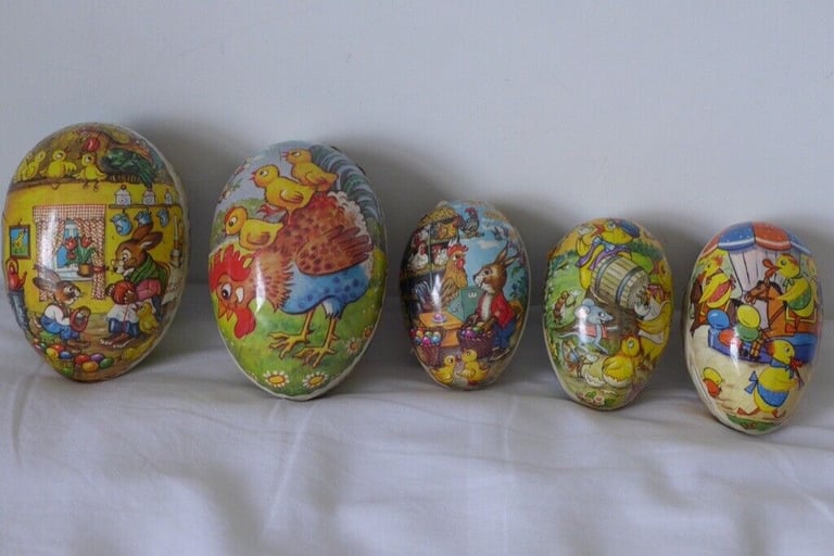 COLLECTIBLE/COLLECTABLE: VINTAGE Traditional EAST GERMANY (GDR) paper mache/papier-mâché Easter Eggs