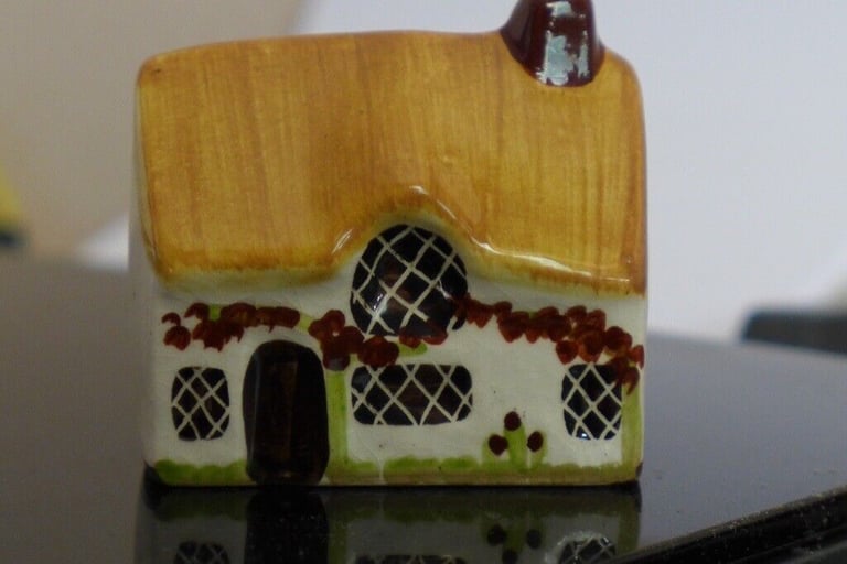 Collectible - Miniature pottery house /cottage: VINTAGE Ceramic Model of a Charming Thatched Cottage