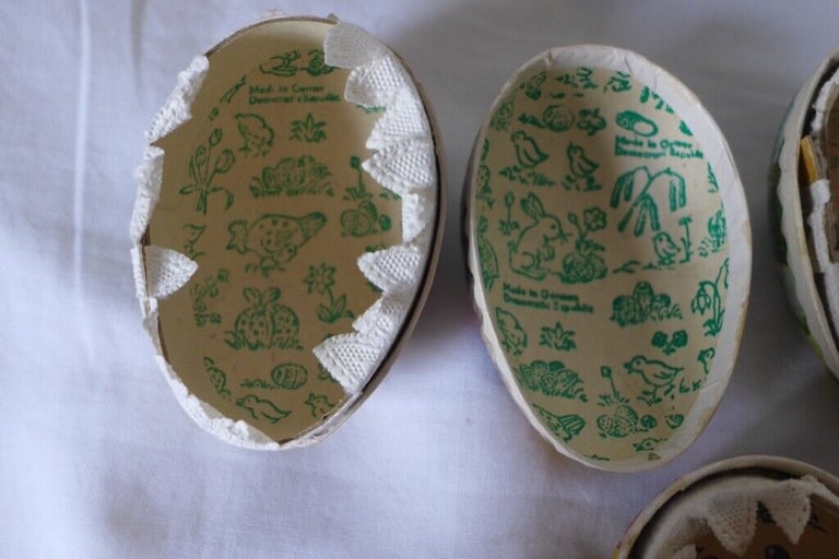COLLECTIBLE/COLLECTABLE: VINTAGE Traditional EAST GERMANY (GDR) paper mache/papier-mâché Easter Eggs