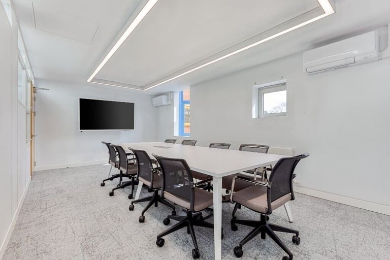 Epping – CM16 4BZ, Open plan office space for 15 people in Regus Civic Building