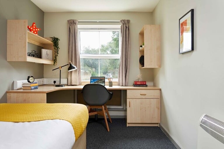 STUDENT ROOMS TO RENT IN HUDDERSFIELD. CLASSIC EN-SUITE WITH PRIVATE ROOM, BATHROOM AND STUDY AREA