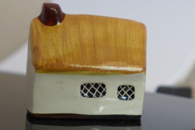 Collectible - Miniature pottery house /cottage: VINTAGE Ceramic Model of a Charming Thatched Cottage
