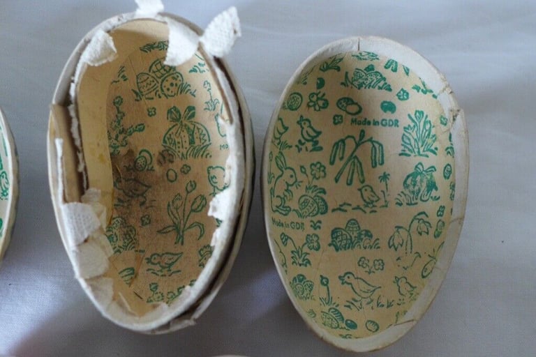 COLLECTIBLE/COLLECTABLE: VINTAGE Traditional EAST GERMANY (GDR) paper mache/papier-mâché Easter Eggs