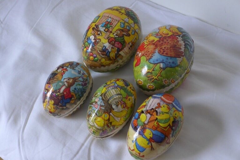 COLLECTIBLE/COLLECTABLE: VINTAGE Traditional EAST GERMANY (GDR) paper mache/papier-mâché Easter Eggs