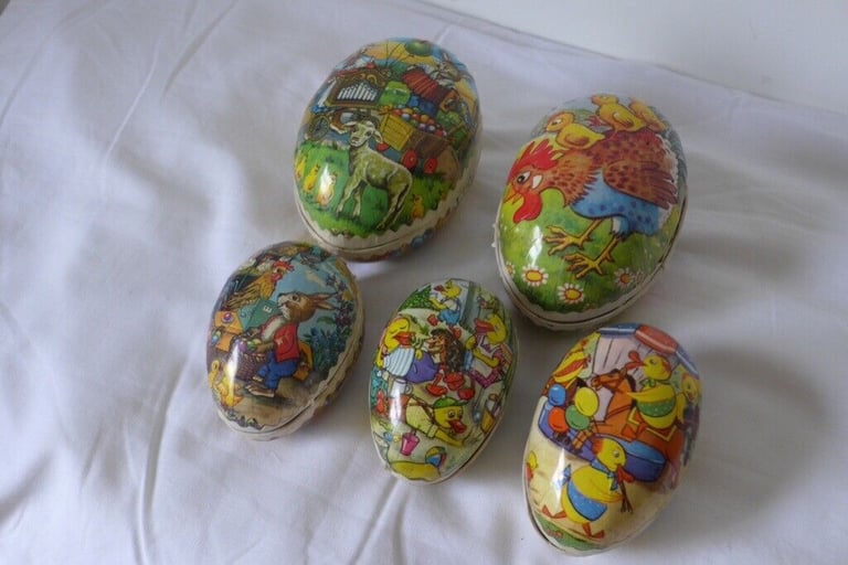 COLLECTIBLE/COLLECTABLE: VINTAGE Traditional EAST GERMANY (GDR) paper mache/papier-mâché Easter Eggs