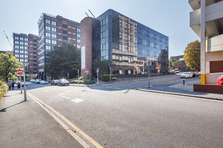 London - BR1 1LU, 1 Work station private office to rent Regus Bromley South