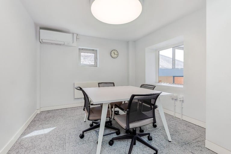 Epping – CM16 4BZ, Open plan office space for 15 people in Regus Civic Building
