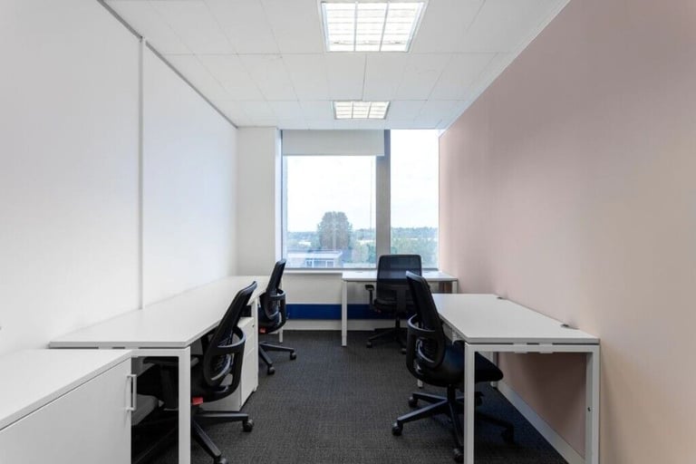 Potters Bar - EN6 5BS, 3 Work station private office to rent at Maple House