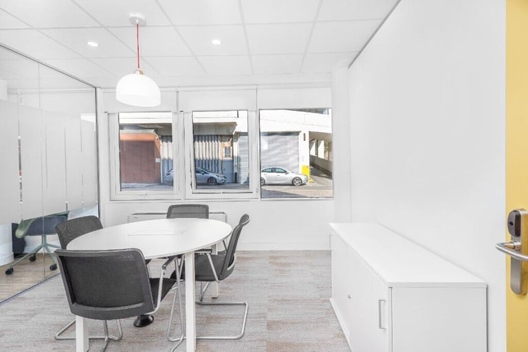 London - BR1 1LU, 1 Work station private office to rent Regus Bromley South