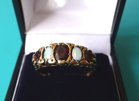 UK HALLMARKED 9CT GOLD GARNET AND FIERY OPAL RING - SIZE P - 