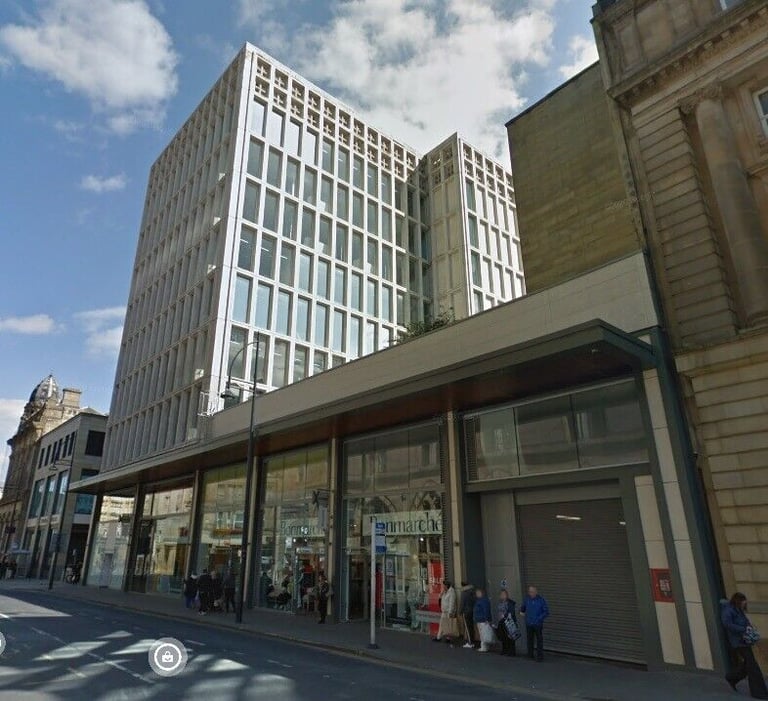24/7 access, covered, secure parking near ***THE BROADWAY*** Bradford BD1 1EJ (5987)