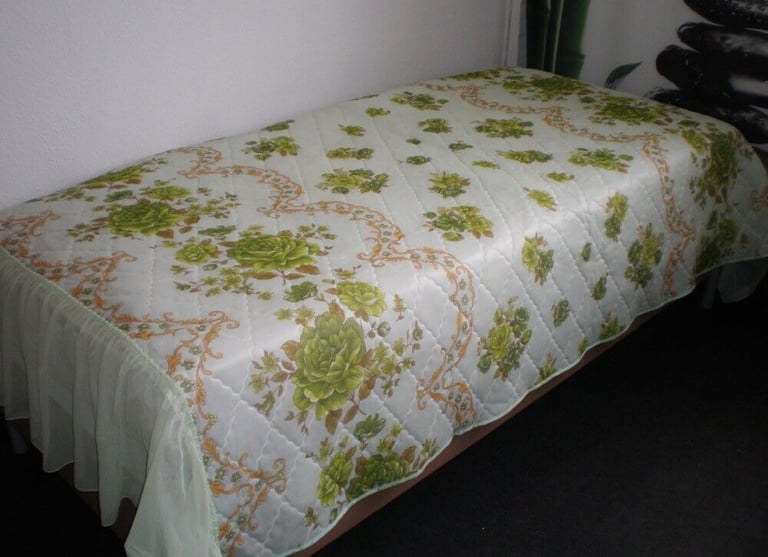 Large Beautiful Throw / Bed Cover Floral for Double Bed, size 250cm x 250cm