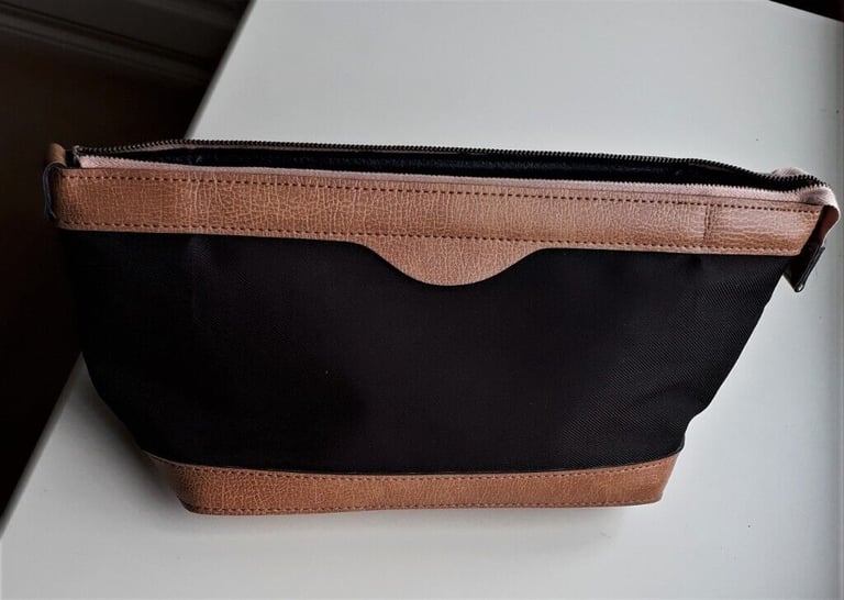 Wash bag/toiletries/travel make-up bag