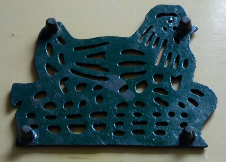GREEN HEN CHICKEN IN NEST SHAPED TRIVET CAST IRON RETRO PLACEMAT FOR HOT ITEMS