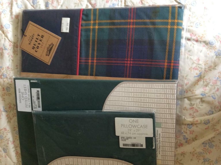 image for New single quilt and fitted sheet and pillow case 