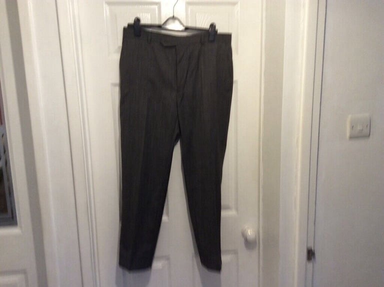 Men’s Daniel Hechter three piece suit and matching watch, bargain