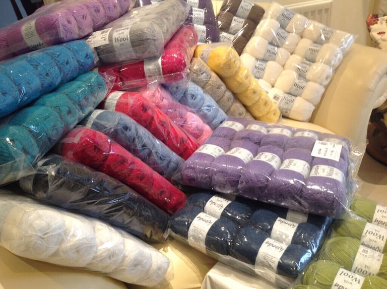 WENDY DOUBLE KNITTING WOOL with 20% PURE WOOL & 80% PREMIUM ACRYLIC, SEVEN  COLOURS 5X100G BALLS 