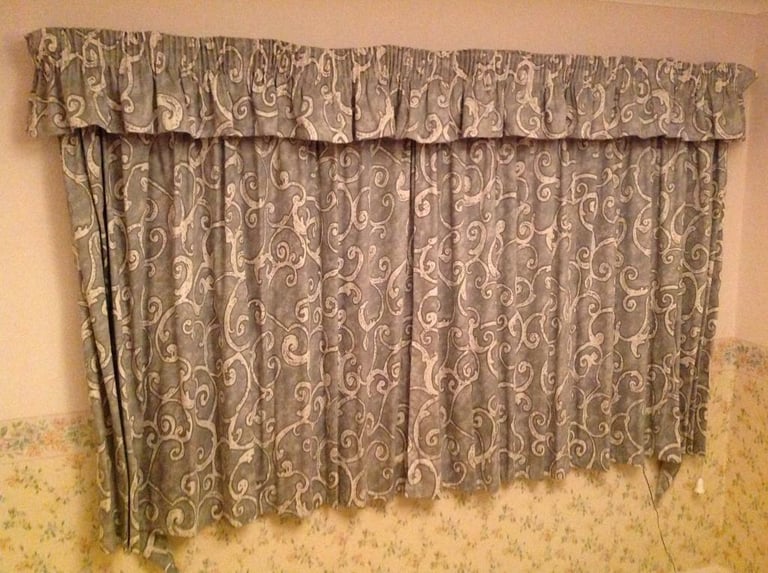 Curtains with pelmet