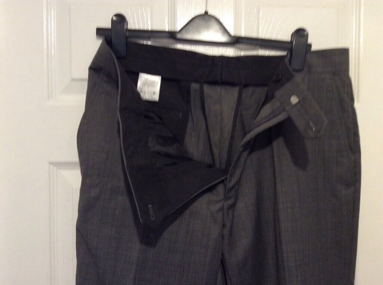Men’s Daniel Hechter three piece suit and matching watch, bargain