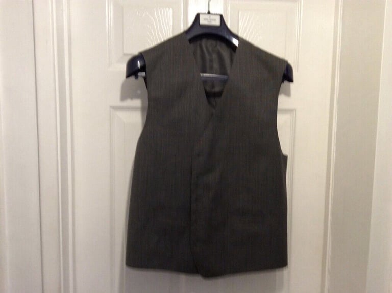 Men’s Daniel Hechter three piece suit and matching watch, bargain