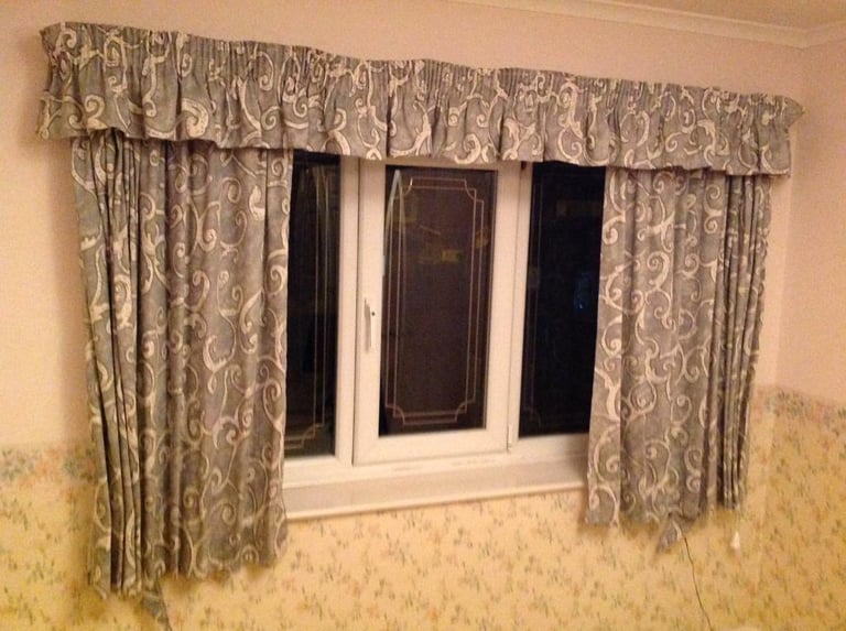 Curtains with pelmet