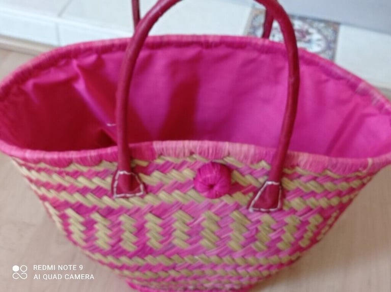  Straw Hand/ Beach Bag  Excellent Condition Bargain.!!