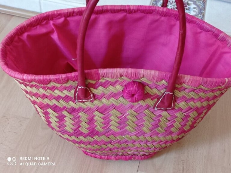 image for  Straw Hand/ Beach Bag  Excellent Condition Bargain.!!