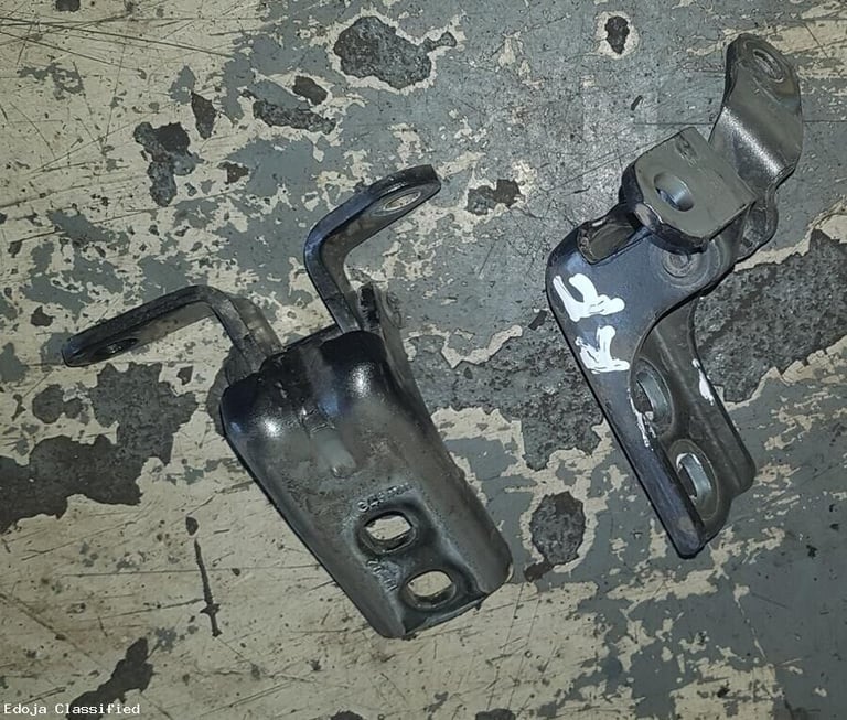 Vauxhall Astra J Right Side Door Hinges 2011