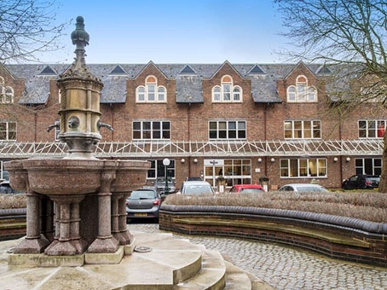 St Albans - AL1 3TF, 1 Desk serviced office to rent at 2 Fountain Court