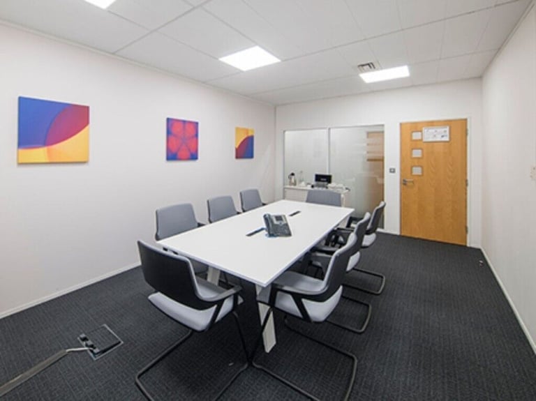 St Albans - AL1 3TF, 1 Desk serviced office to rent at 2 Fountain Court