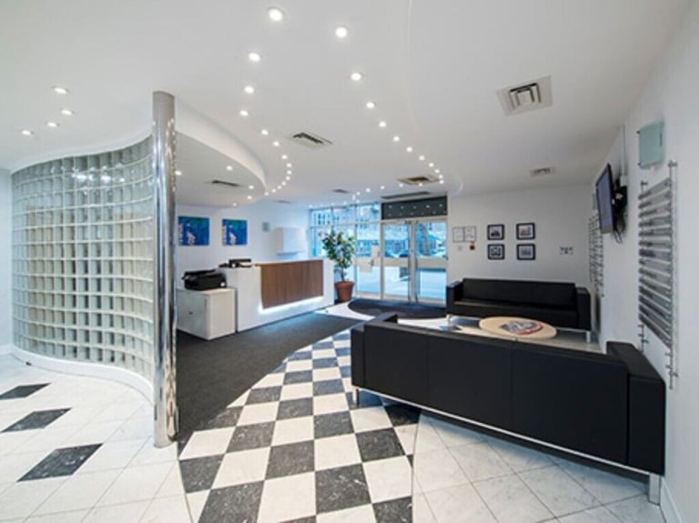 St Albans - AL1 3TF, 1 Desk serviced office to rent at 2 Fountain Court