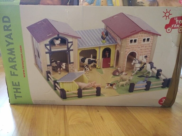 Le Toy Van farm hardly used  wooden toy 
