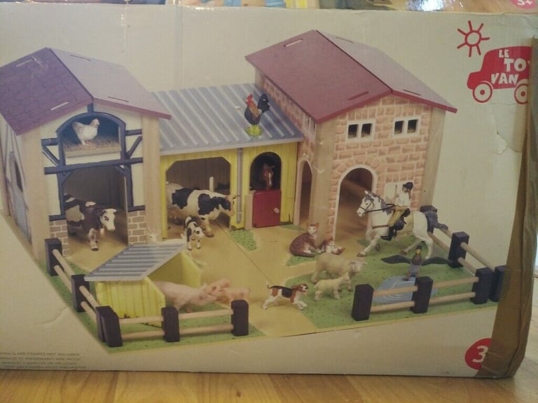 Le Toy Van farm hardly used  wooden toy 