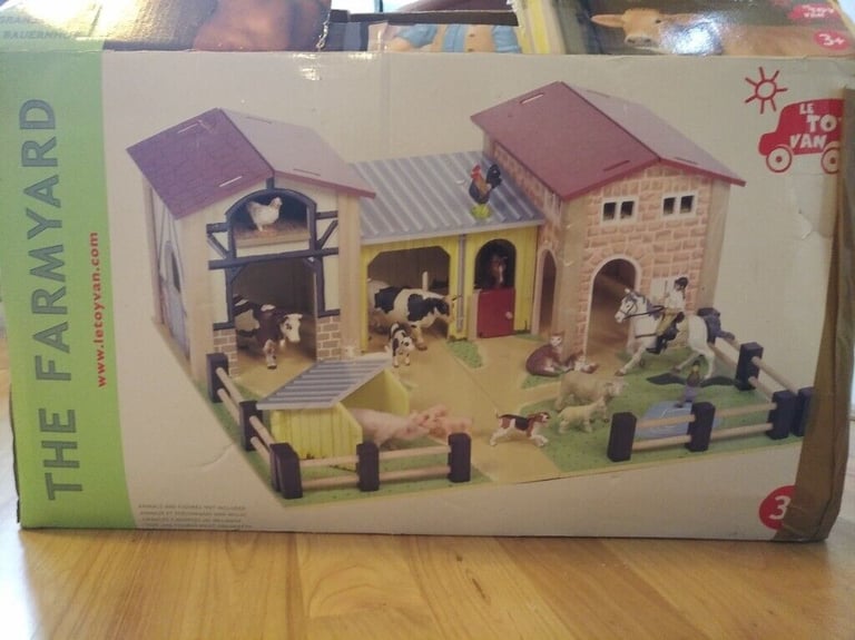 Le Toy Van farm hardly used  wooden toy 